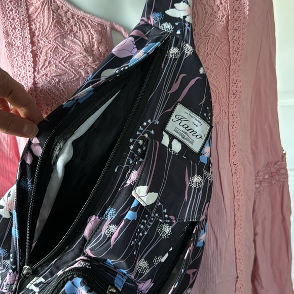 The Kamo Sling Bag With Adjustable Strap EUC - Picture 2 of 14